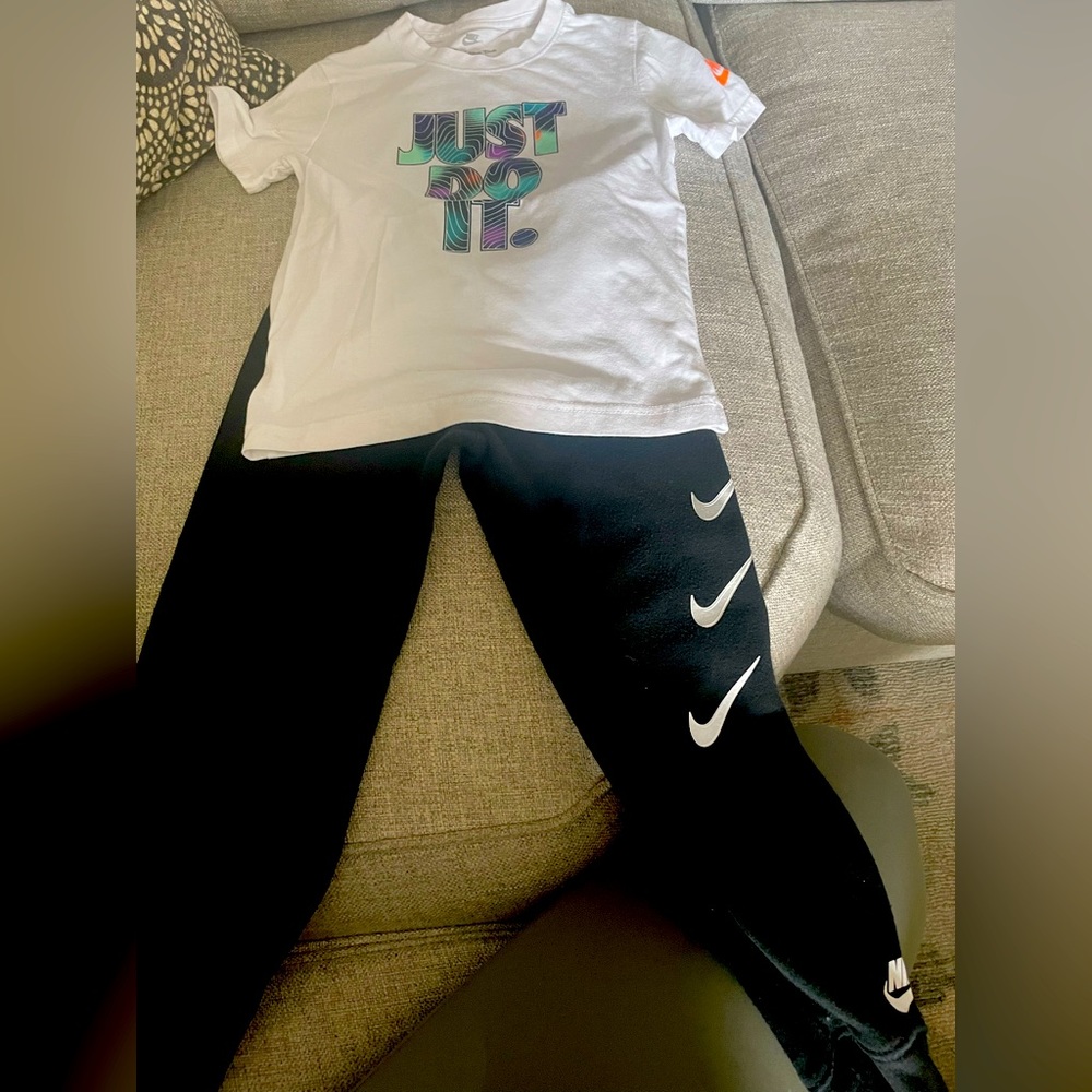 Boys Nike sweatpants and shirt set in size 6